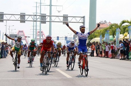 Tay đua Lê Văn Duẩn (Suntek Sao Việt) giành chiến thắng chặng đầu tiên trong ngày 19/4.